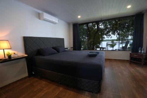 bed_with_lake_1