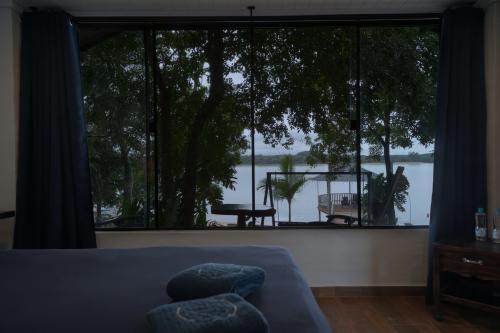 bed_with_lake_2